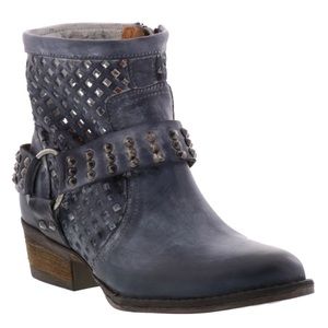 New Very Volatile Deluxe Boots in Navy